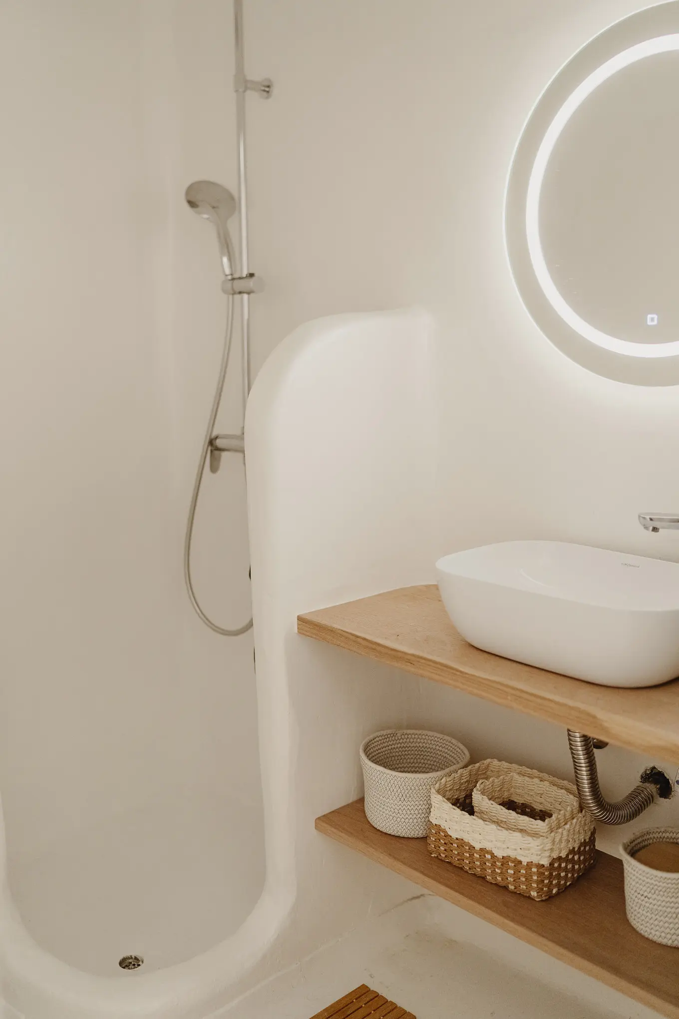 Modern shower with minimalist design